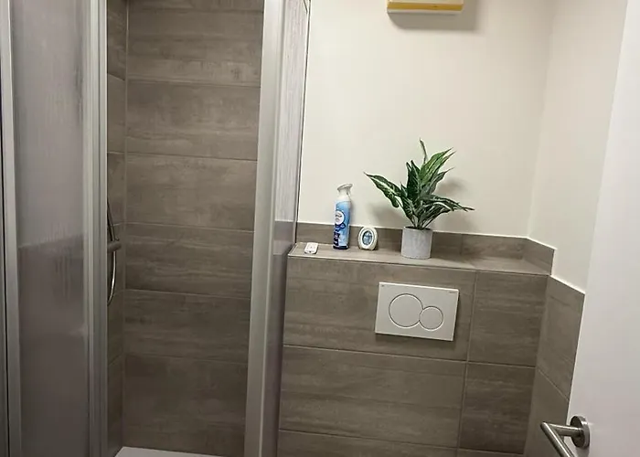 Modern With Parking شقة